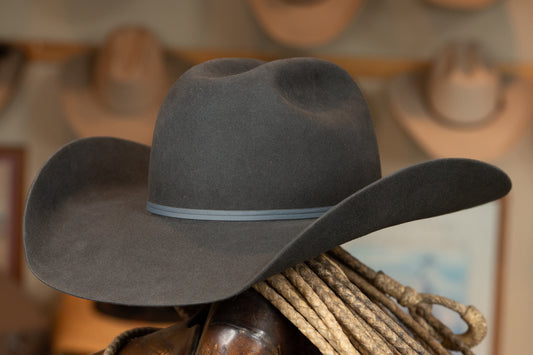 Dessin au trait de chapeau de cow-boy minimaliste sur fond blanc | Image Premium générée à base d'IA Dessin au trait de chapeau de cow-boy minimaliste sur fond blanc | Image Premium générée à base d'IA